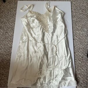Linea Donatella Womens Nightgown Sleep Dress Size Medium White Lace Trim Satin